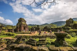 Developing Vietnamese culture imbued with national identity