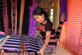 Ethnic people strive to keep traditional craft alive