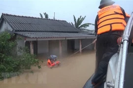 Border guards assist Quang Tri flood victims