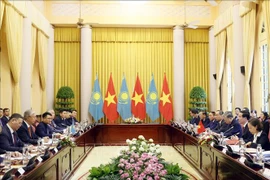 Vietnamese, Kazakh Presidents seek measures to forge cooperation