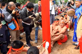 Sitting tug-of-war: an unusual game in Hanoi