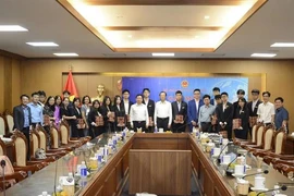 Deputy Minister of Education and Training Pham Ngoc Thuong and students who will take part in Regeneron International Science and Engineering Fair (ISEF) 2024 poses for a group photo. (Photo: vtn.vn)