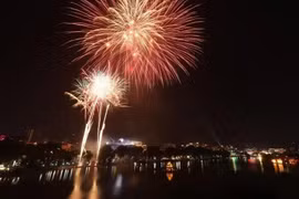 Hanoi is scheduled to display fireworks at 30 locations to celebrate the 70th anniversary of the capital city's Liberation Day (October 10) (Photo: VNA)