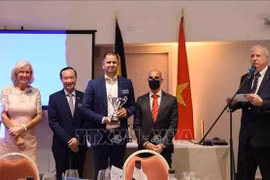 Vietnamese Ambassador to Belgium Nguyen Van Thao (second from the left) hands over the trophy to the winning golfer (Photo: VNA)
