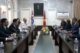 A delegation from the Supreme People’s Court led by its Deputy Chief Justice Nguyen Van Tien holds a working session with Chief Justice of the Supreme People's Court of Cuba Rubén Remigio Ferro (Photo: VNA)