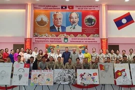 Participants pose for a group photo. (Photo: VNA)