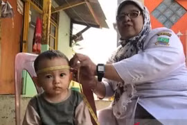 A health worker carries out measurements on toddlers at Posyandu Cibatu in South Cikarang, Bekasi District, West Java, Indonesia. (Photo: Antara)