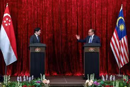 Malaysian Prime Minister Anwar Ibrahim (right) and his Singapore counterpart Lawrence Wong at the press conference on June 12. (Photo: Bernama)