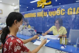 A buyer can buy one to two taels of gold to ensure supply for all customers. (Photo: VNA)