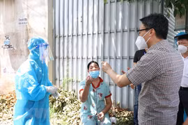 Deputy PM Vu Duc Dam inspects COVID-19 fight in Binh Duong