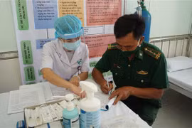 Nearly 900 border soldiers, medical workers in Tay Ninh get COVID-19 vaccine shots