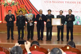 Prime Minister Nguyen Xuan Phuc presents the PM's certificate of merit to the Government Inspectorate. (Photo: VNA)