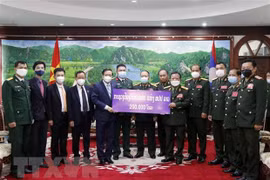 Lao Defence Ministry supports Vietnam’s COVID-19 control fund