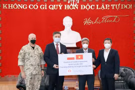 Vietnam receives medical equipment, supplies from Poland