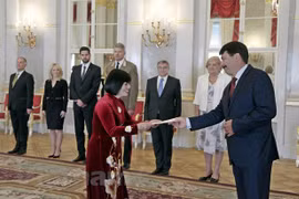 Hungarian leader hails Vietnam’s socio-economic achievements
