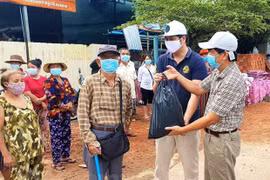 Rice aid comes for Vietnamese-Cambodians under COVID-19 lockdown