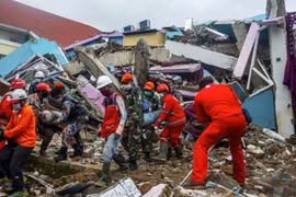 Indonesia: heavy rains hamper rescue of quake victims 