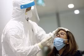 Hanoi conducts random COVID-19 testing for 1,000 people at Noi Bai airport