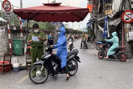 Medical lockdown lifted in some Hanoi areas