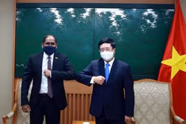 Vietnam suggests Singapore join hands in COVID-19 fight