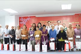 Tet gifts presented to disadvantaged people