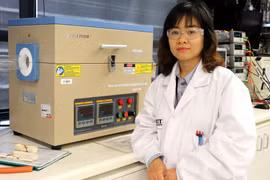 Vietnamese lecturer honoured in Australia for developing fireproof material
