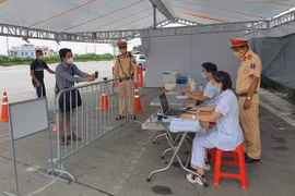 COVID-19: Hanoi installs cameras for QR code scanning at 67 checkpoints