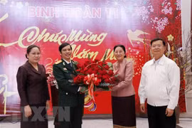 Lao top legislator pays Tet visit to Vietnam’s officers, soldiers working at Laos' NA House