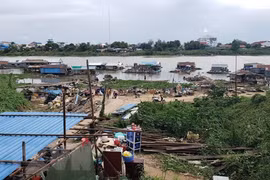 Vietnamese-Cambodians obey notice on relocating floating houses