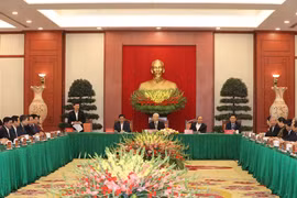 Politburo holds meeting with former Party officials
