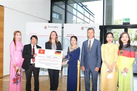 Vietnamese expats in Germany donate to support flood victims in German localities