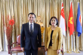 Vietnamese Ambassador to Singapore Tao Thi Thanh Huong (right) and Jordanian Ambassador to Singapore and Vietnam Mahmoud Hmoud in their meeting on February 23. (Photo: VNA)
