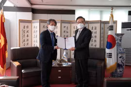 Appointment decision presented to Honorary Consul General in RoK