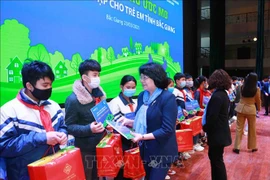 Vice President presents gifts to poor students in Bac Giang province