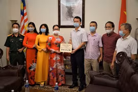 Vietnamese in Malaysia donate to COVID-19 vaccine fund