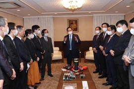 Prime Minister meets Vietnamese intellectuals in Japan
