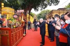 Top leader offers incense to late Kings, martyrs at imperial citadel