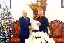 VFF leader congratulates Nghe An’s Vinh Diocese on Christmas