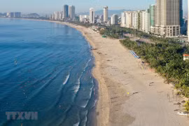 The central coastal city of Da Nang again closes public beaches starting 12:00pm on June 20 until further notice. (Photo: VNA)