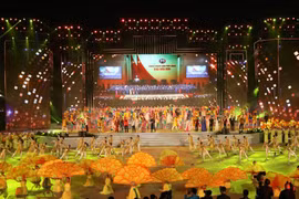 Art programme celebrates 13th National Party Congress