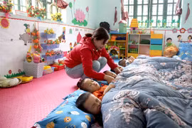 Lao Cai keeps students warm during cold winter