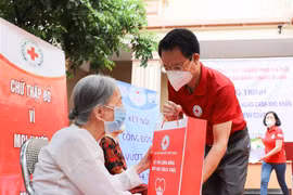 Hanoi Red Cross Society supports pandemic-hit people