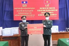 Quang Binh’s border guards donate medical supplies to Lao counterparts