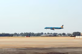 Upgraded runways in Tan Son Nhat, Noi Bai airports put into use