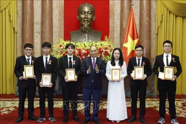  President presents Labour Order to int’l Olympiad winners