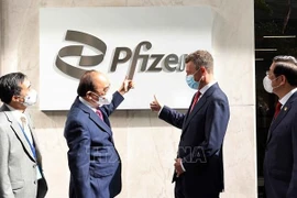 President Nguyen Xuan Phuc visits Pfizer corporation