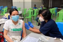 Embassy assists vaccination campaign for Vietnamese expats in Malaysia