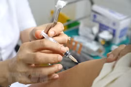 Employees of foreign NGOs in Vietnam vaccinated against COVID-19