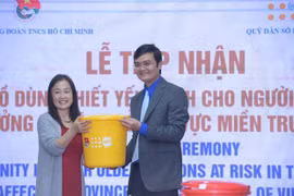 UNPFA presents aid to senior citizens in flood-hit central provinces