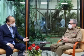 President Nguyen Xuan Phuc meets with Gen. Raul Castro Ruz